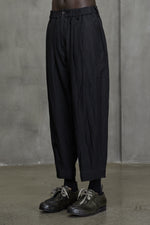 PLEATED TAPERED CUT TROUSERS