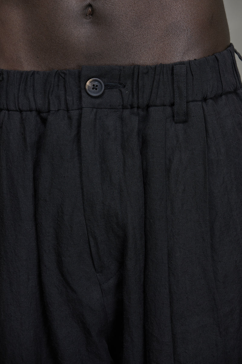 PLEATED TAPERED CUT TROUSERS