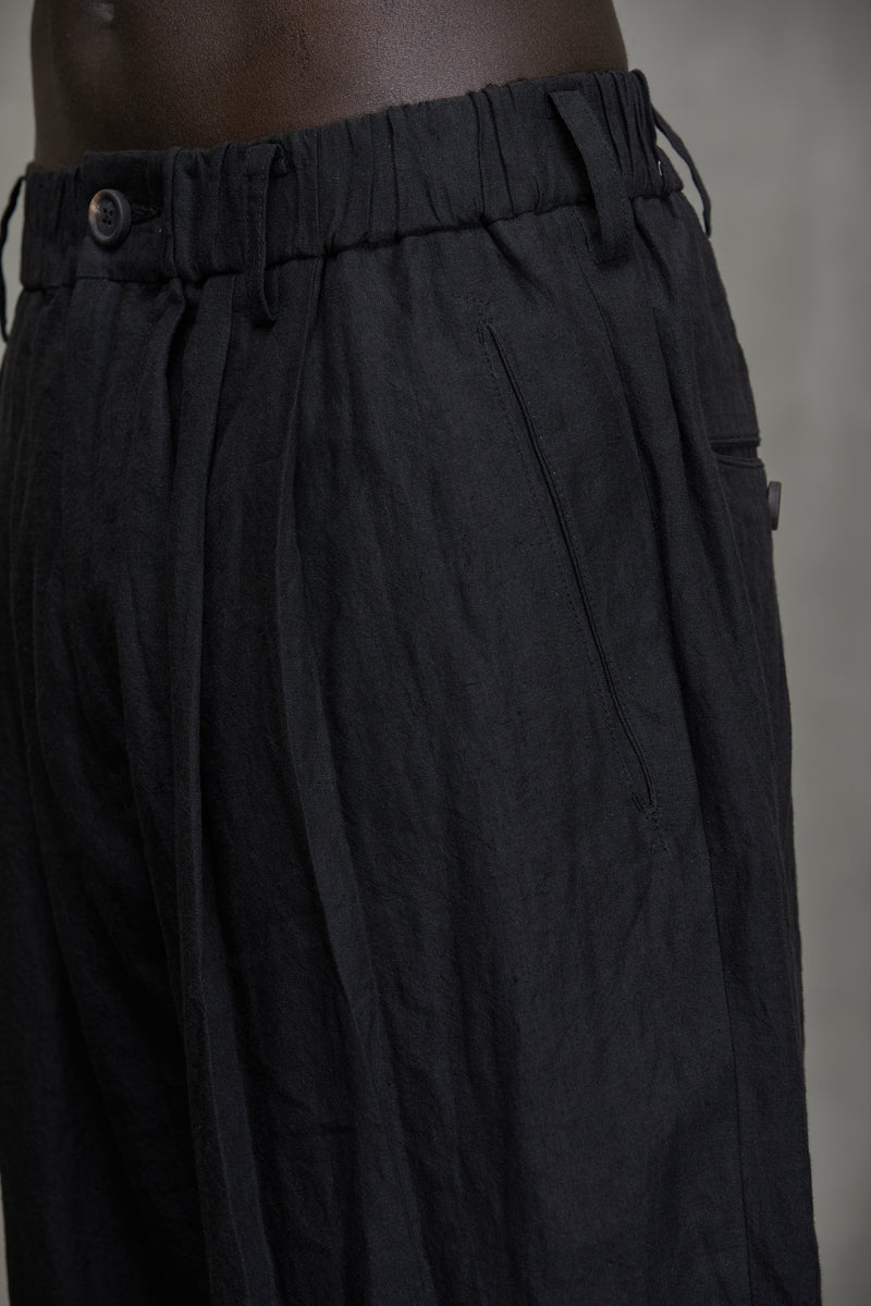 PLEATED TAPERED CUT TROUSERS