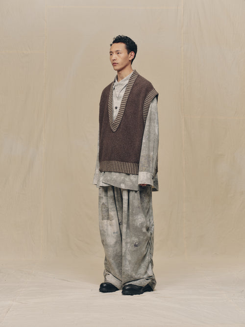 SLEEVELESS V-NECK SWEATER