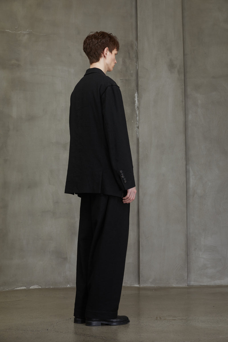 RAW-EDGE SHOULDERS THREE BUTTON JACKET