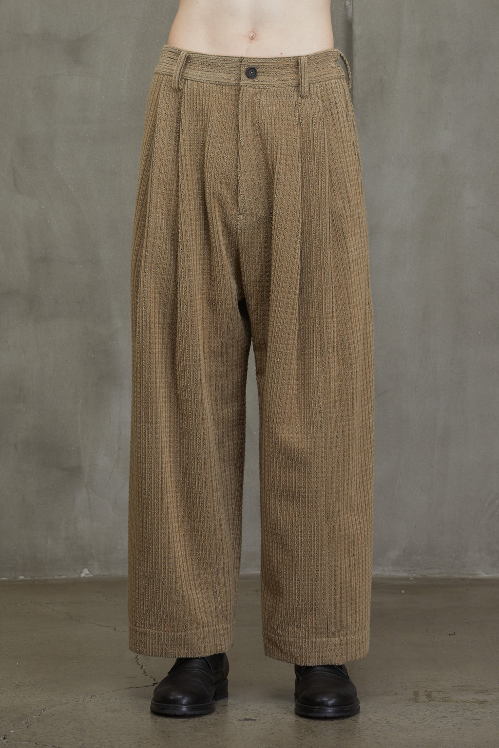 【美品】  ziggy chen / ジギーチェン | 2021AW | Pleated Corduroy Long Trousers / コーデュロイ タック トラウザーズ パンツ | 44 | オフホワイト系 | メンズ CORDUROY DROP CROTCH TROUSERS – ZIGGY CHEN